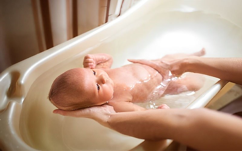 Bathing the newborn baby